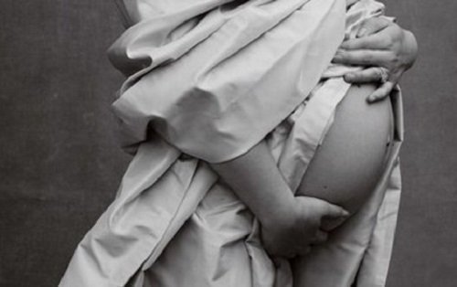 Πασίγνωστη ηθοποιός φωτογραφίζει την κοιλίτσα της λίγο πριν γεννήσει